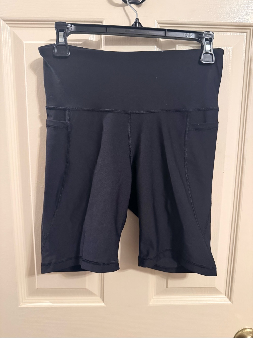 Old Navy Black High-Rise Bike Shorts med with Side Pockets 4 inches